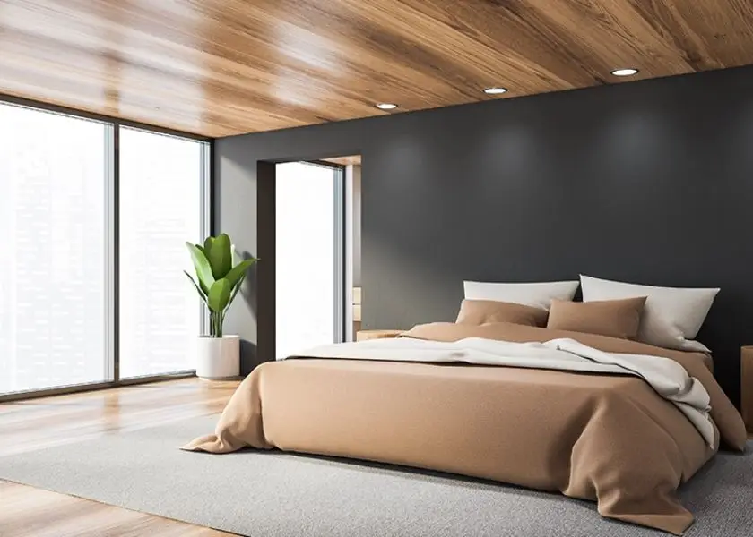 Plafon PVC di Kamar Tidur dengan Motif Kayu Cokelat Terang